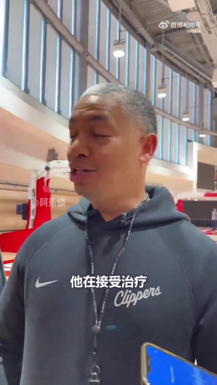  感覺有些無奈！泰倫-盧談小卡傷勢(shì)：他在接受治療，恢復(fù)他的右膝