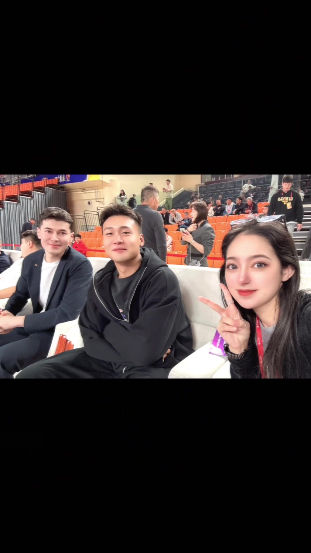  這位美女是誰??？可以坐在趙睿和阿不都沙拉木身邊合影~
