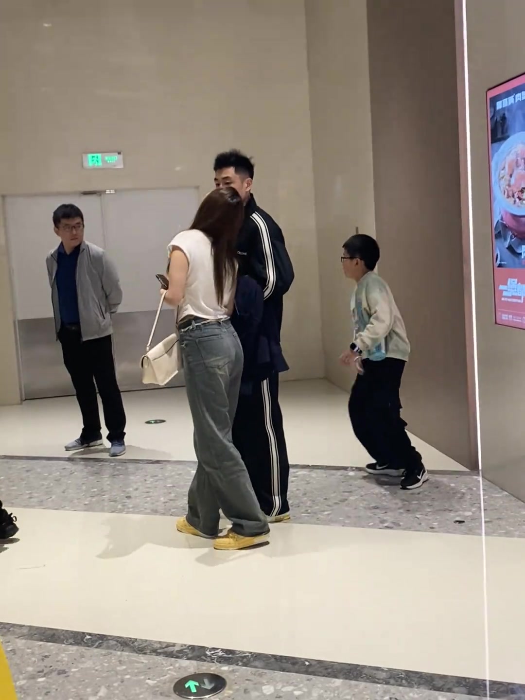  網(wǎng)友商場偶遇高詩巖夫婦：媳婦好漂亮，你有福了??！