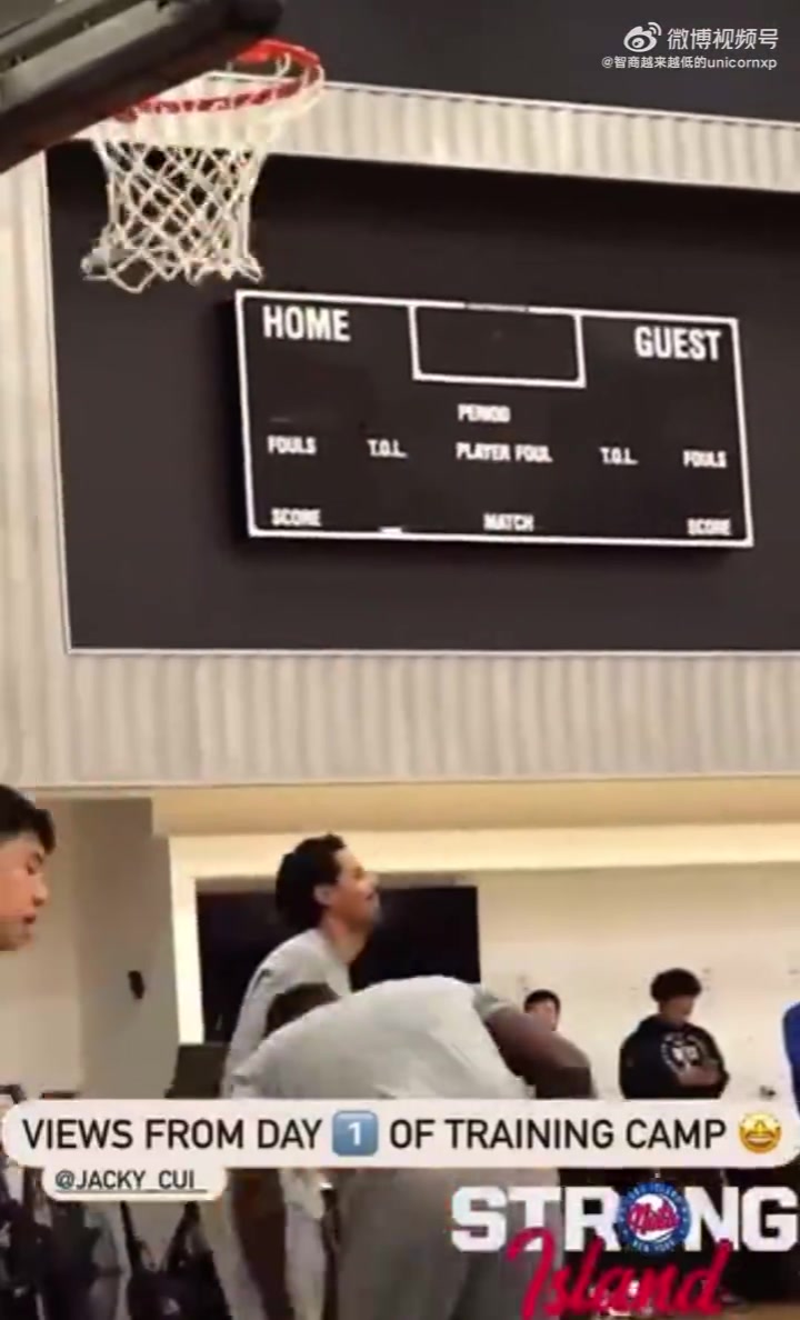 突進去就是一記雙手暴扣！崔永熙正在參加長島籃網(wǎng)季前訓(xùn)練營