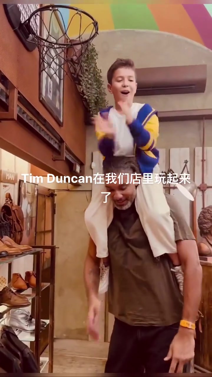  網(wǎng)友偶遇鄧肯逛街投籃：怎么退役后越來越年輕了