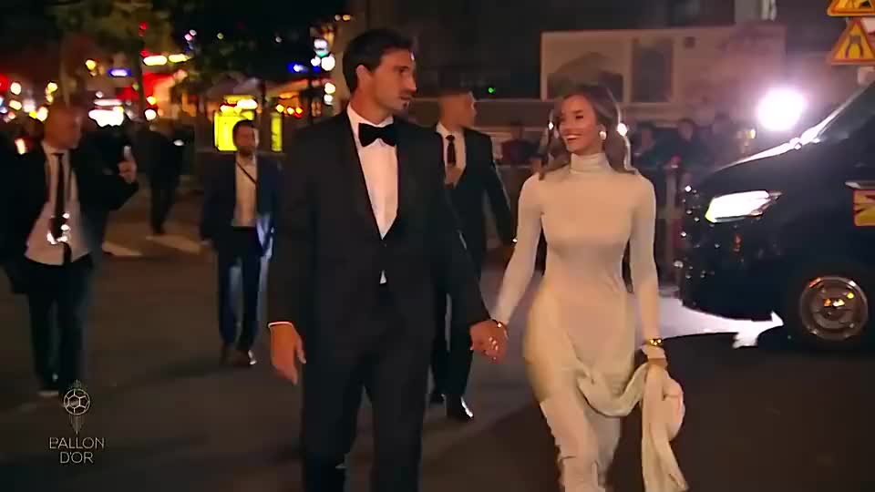  金球獎直播片段爆火：胡梅爾斯模特女友完美身材吸人眼球