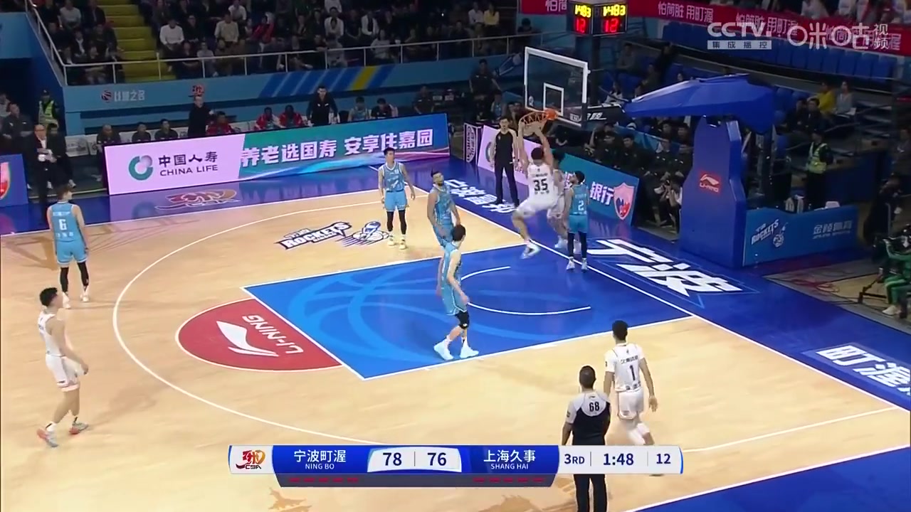  幾乎是降維打擊！小胖洛夫頓CBA首秀，輕松碾壓兩人到籃下暴扣