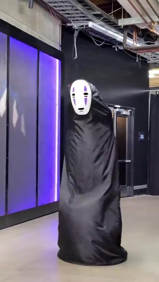  真會玩！文班亞馬Cos無臉男移動進場