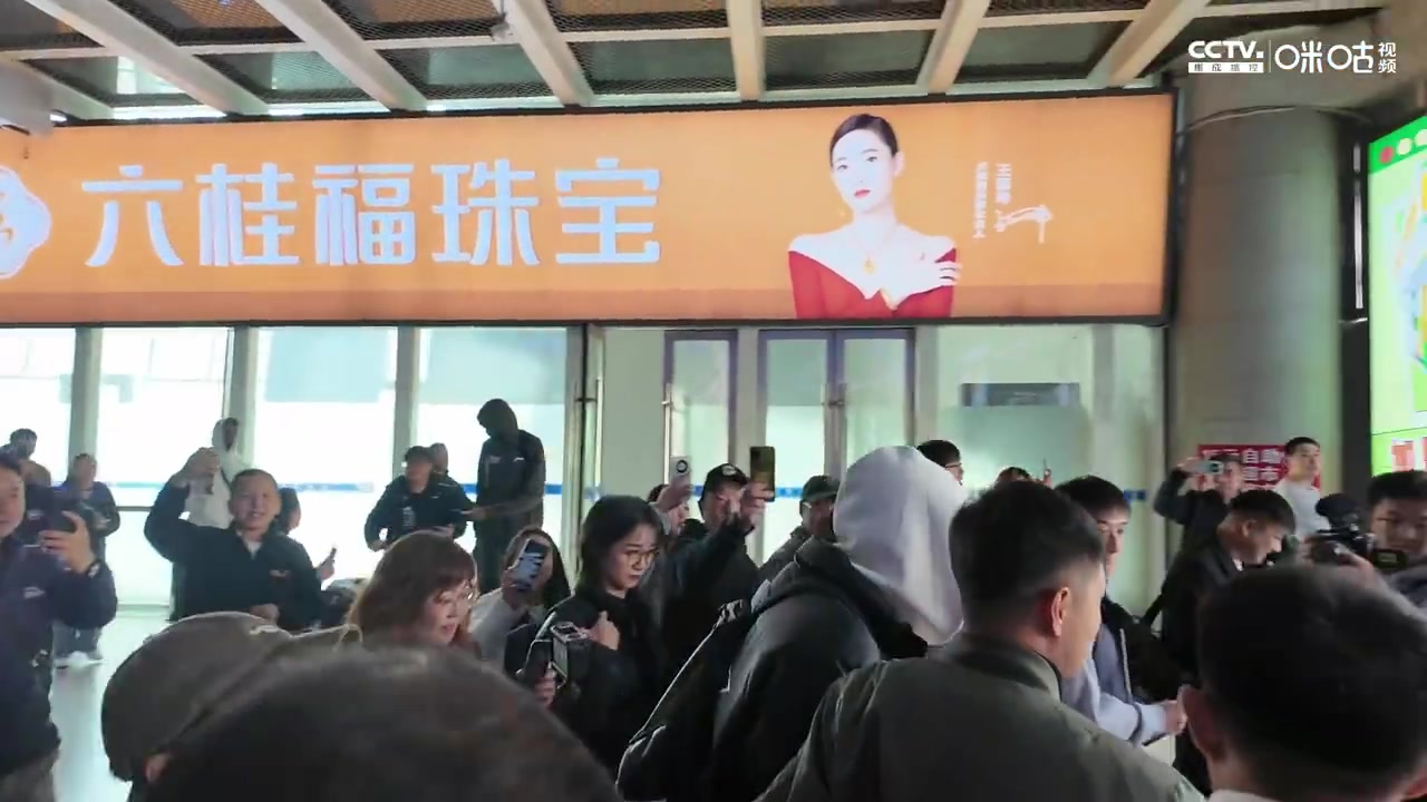  郭艾倫抵達沈陽，調(diào)侃接機球迷：你們多少有點退步了