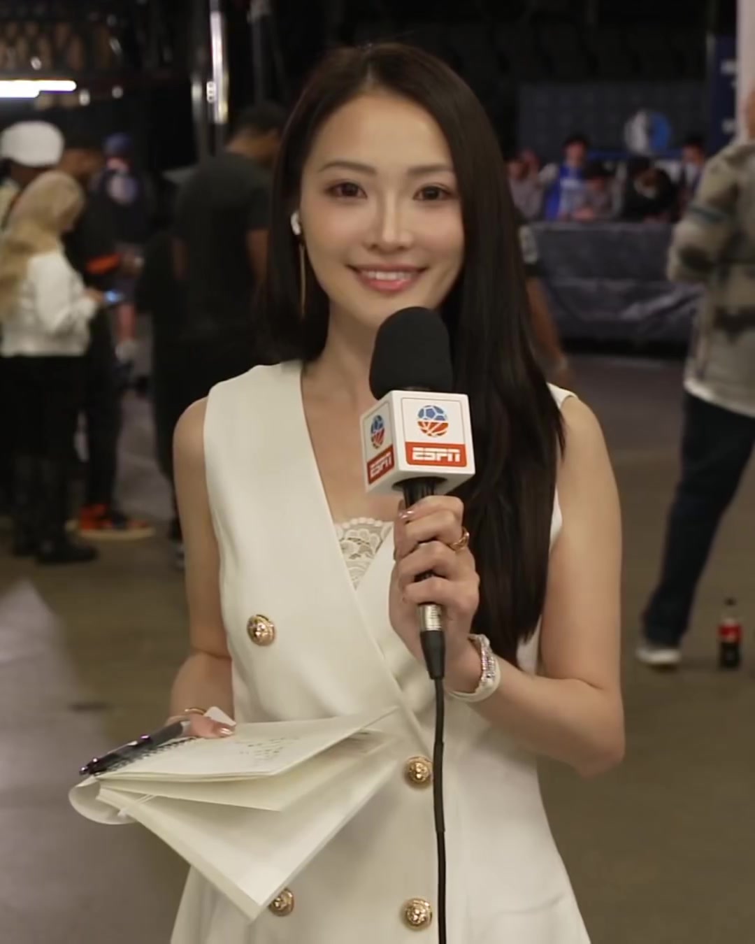  美女記者孟超說英語有一種說不出來的味道