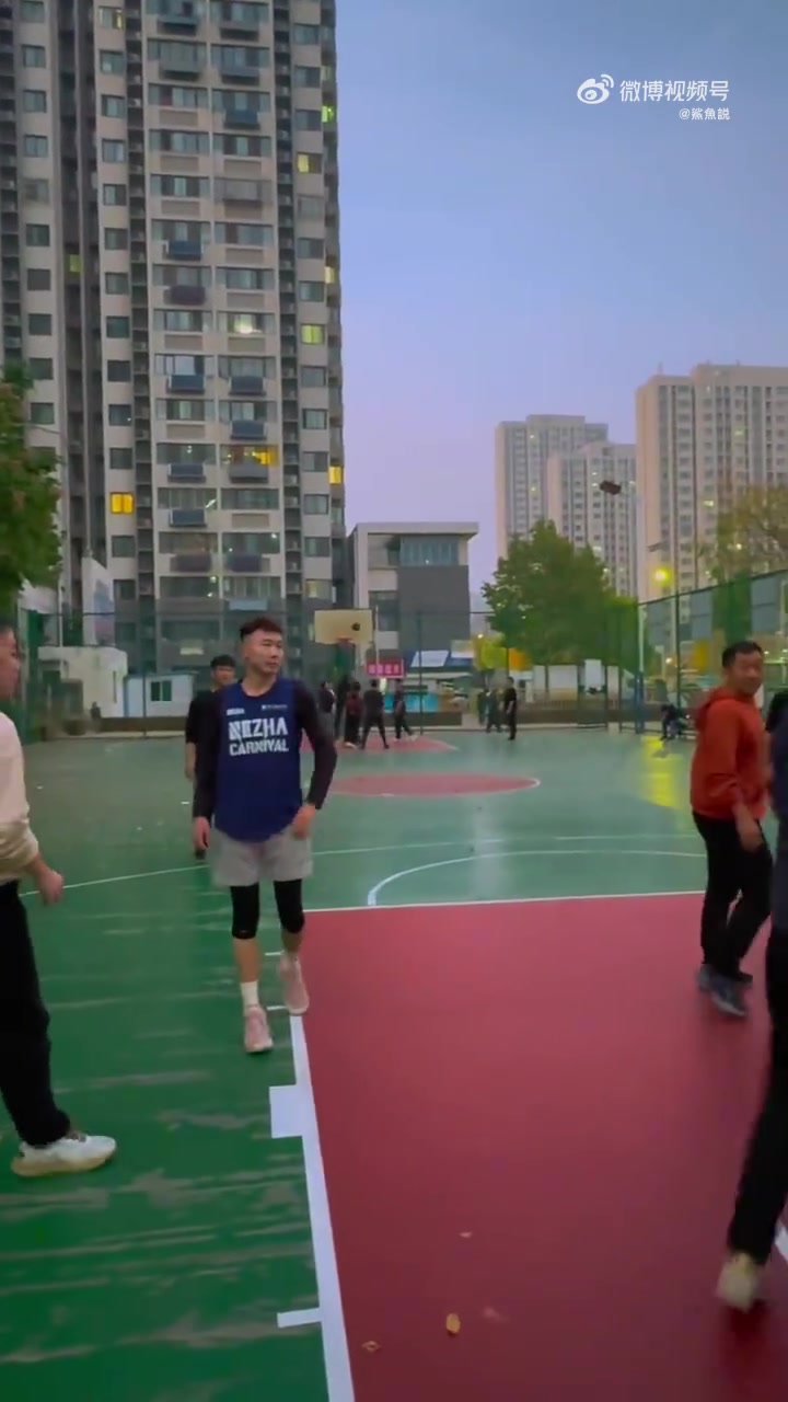  在野球場打個球動作這么大？趕緊拿球回家吧！