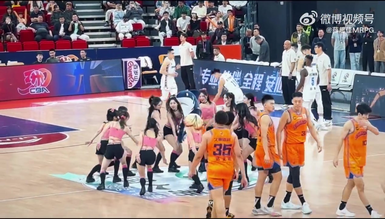  花450坐這個位置看CBA啦啦隊表演，大家覺得值嗎？