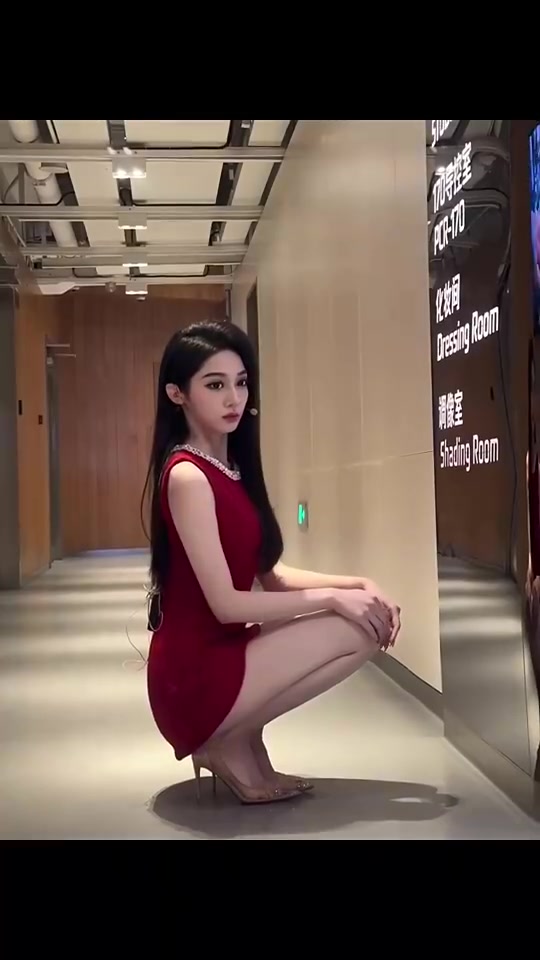  婧雯這顏值+大長腿，在女主播里能排進(jìn)前三吧