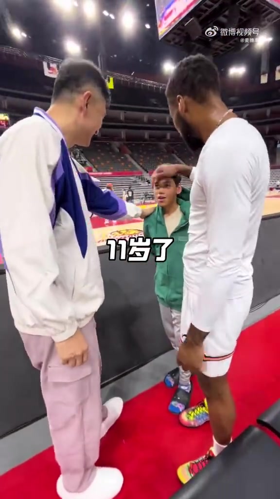  感情深！威姆斯昨晚帶兒子認(rèn)識廣東老隊(duì)友們 賽后一一擁抱致意?