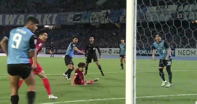  海港半場0-3落后，后防失守，2分鐘丟兩球，顏駿凌運(yùn)氣不佳。