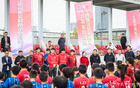  海港教練于海及隊(duì)員李圣龍等出席社區(qū)足球聯(lián)賽開幕式。