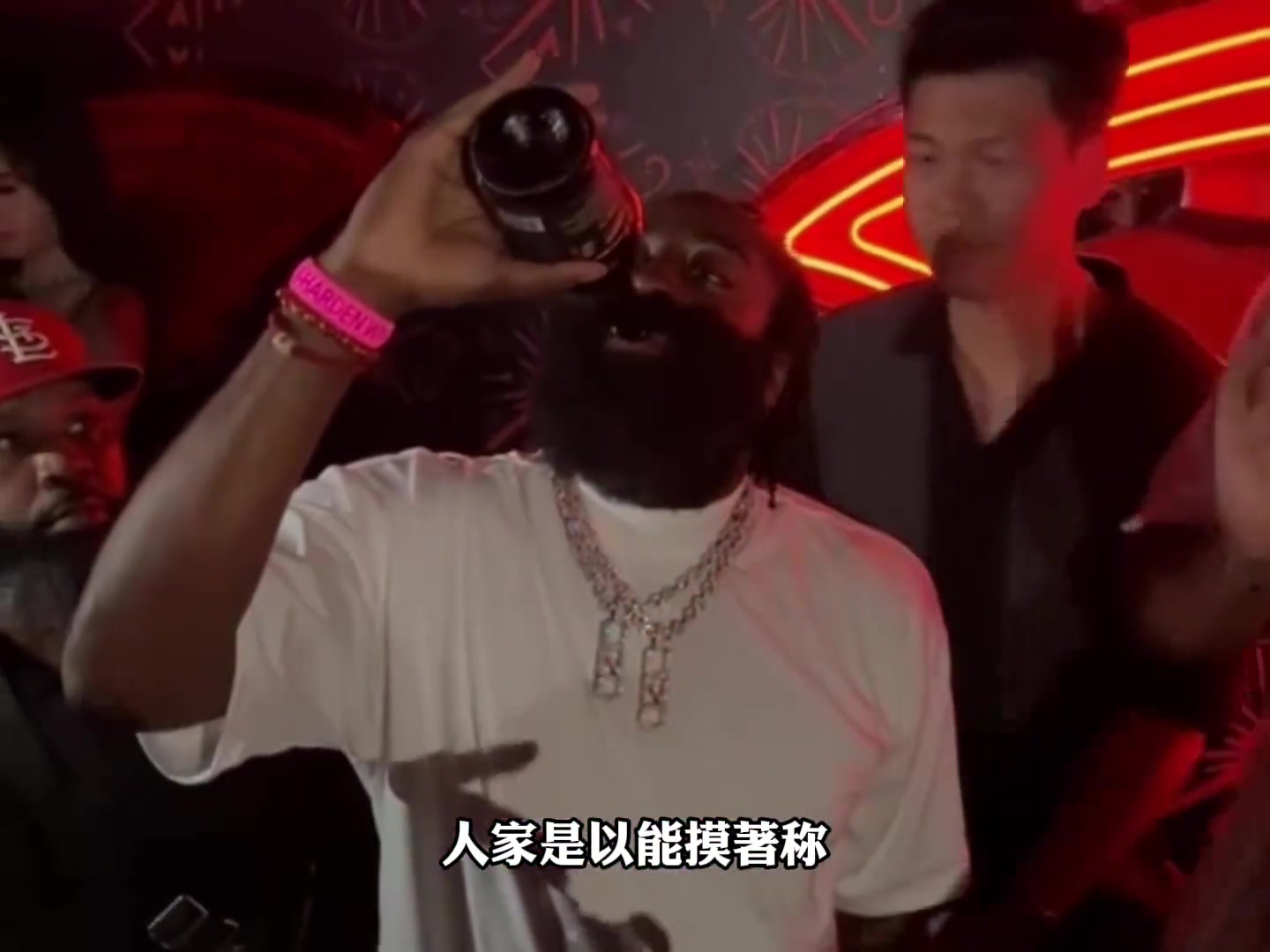  任冉：登哥泡酒吧不是以能喝著稱，而是以能摸著稱
