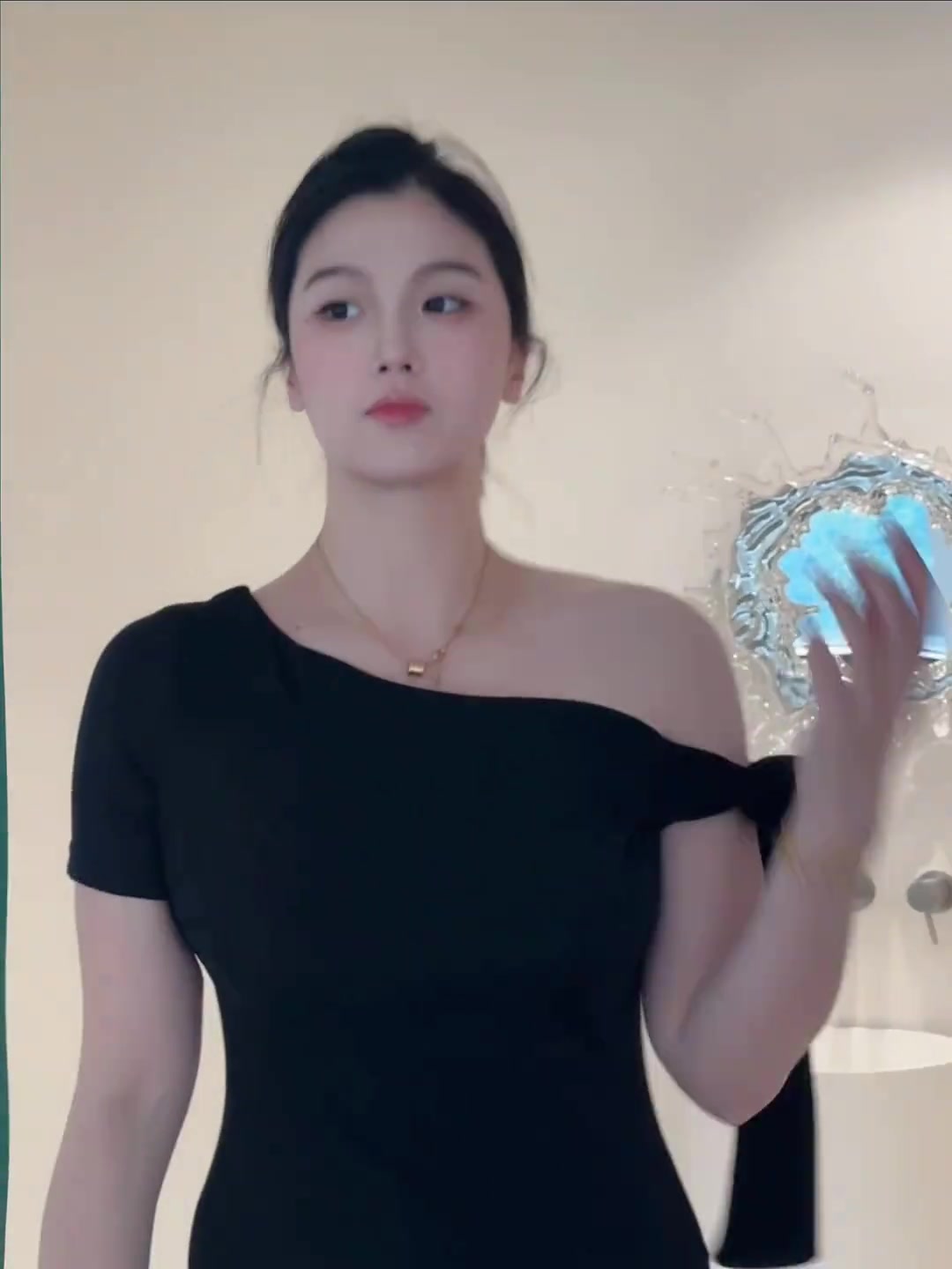  哇塞！露肩的野球場肘姐，看上去更美了！