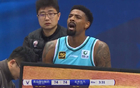  青島領(lǐng)先10分三節(jié)后崩盤末節(jié)，外援拼盡全力仍敗，輸?shù)貌辉?
title=