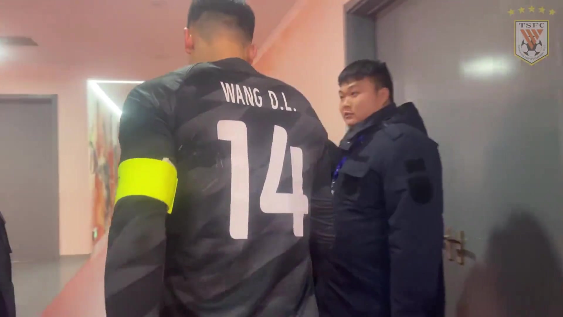  場上MVP，場下當“教練”！中場休息，大雷和隊友交流戰(zhàn)術