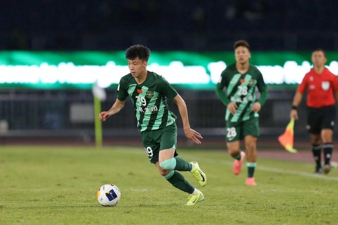  國足新星崛起，18歲亞冠閃耀，武磊面臨挑戰(zhàn)！