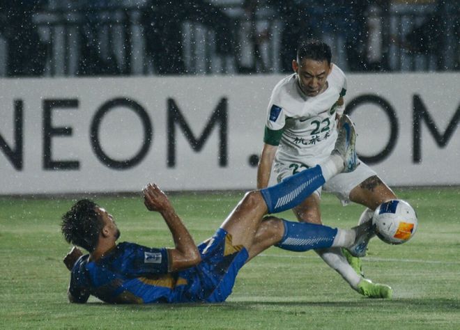  浙江4-3萬隆，連勝仍小組第三，不利判罰頻發(fā)。