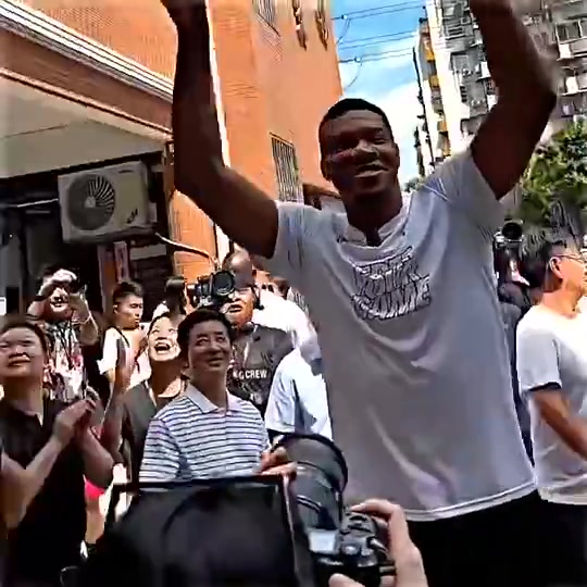  懵圈了！字母哥中國行教小孩運球，結(jié)果發(fā)現(xiàn)大家都會